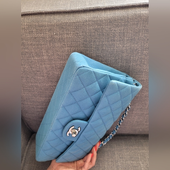 Chanel medium flap in caviar - Picture 7 of 13